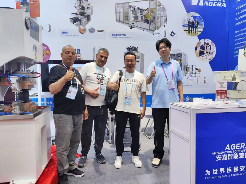 承經(jīng)理與客戶合影