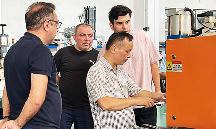 客戶正在觀察工程師測試點焊樣品